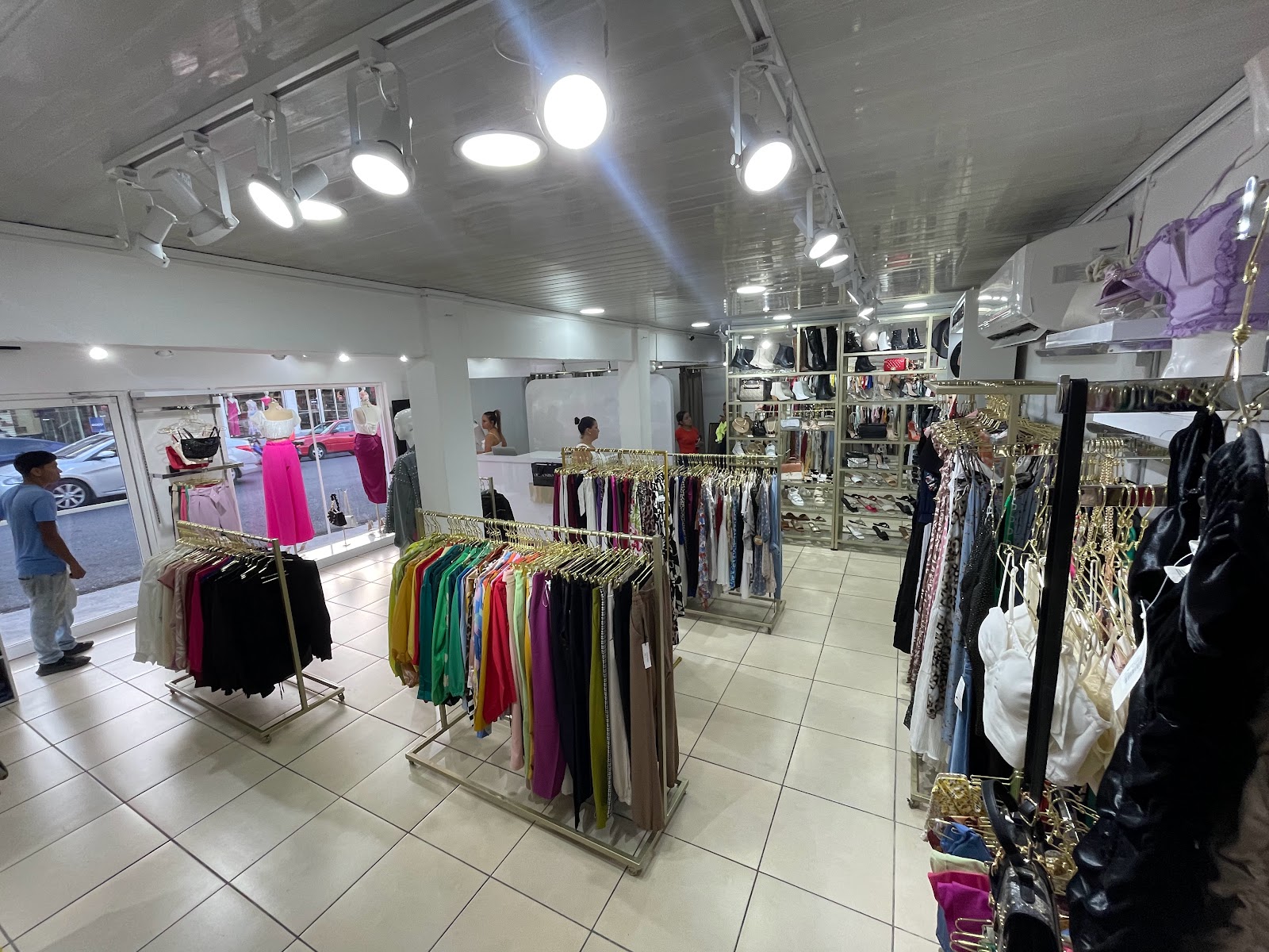 Interior de Que Bonito Boutique mostrando colecciones