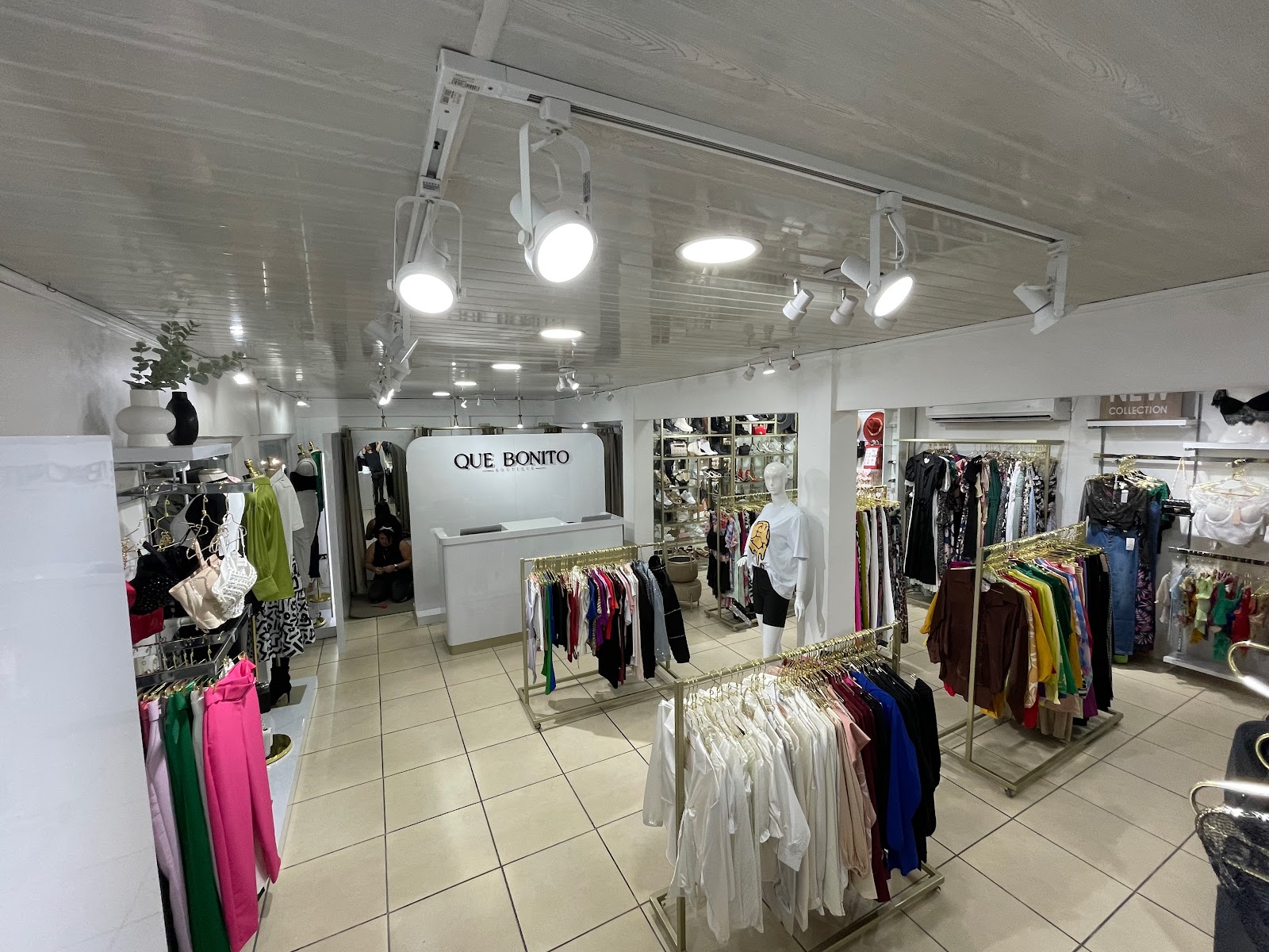 Interior de Que Bonito Boutique con recepción y colecciones